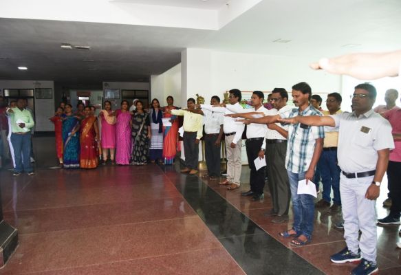 कर्मियों को आतंकवाद के विरोध की दिलाई शपथ