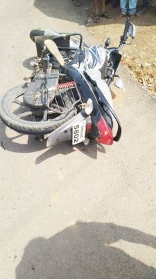 हाईवा ने सडक़ किनारे बाइक संग खड़े युवक को रौंदा, मौत