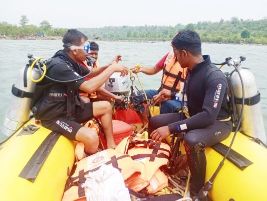 चित्रकोट जलप्रपात में कूदी महिला का 24 घंटे के बाद भी नहीं मिला सुराग