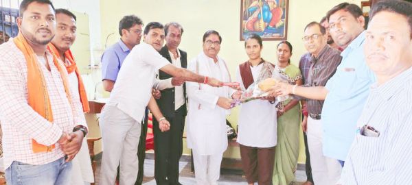 टॉप टेन में स्थान बनाने वाली को बधाई दी
