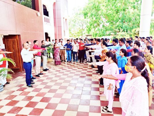 कलेक्टोरेट में आतंकवाद का विरोध करने ली शपथ
