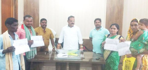 आवास योजना के तहत नक्शे का वितरण