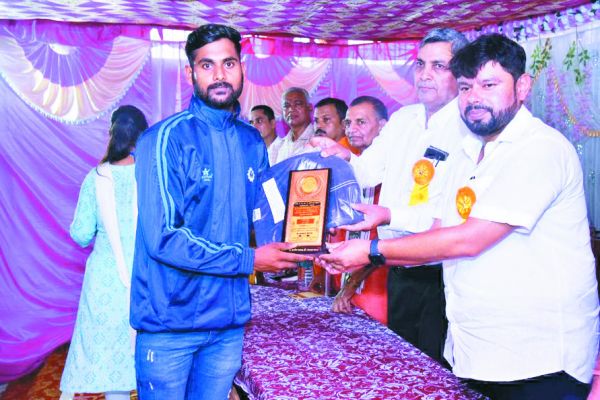 मेधावी छात्र-छात्राओं को विधायक छाबड़ा ने किया सम्मानित