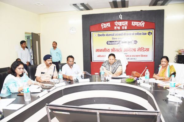 तैयारी से नहीं आए अफसर, प्रभारी मंत्री ने लगाई फटकार