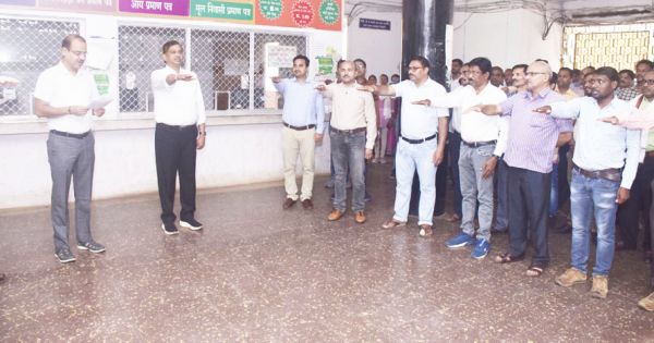 अफसरों-कर्मियों ने ली आतंकवाद से लडऩे की शपथ