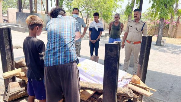 मां के निधन बाद बच्चों को अपने नहीं मिले तो पहुंचे टीआई, कराया अंतिम संस्कार  