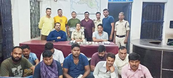 जुआरियों से 3.55 लाख नगदी सहित 10 पकड़ाए