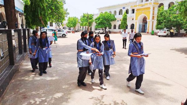 पीईटी की प्रवेश परीक्षा तीन केंद्रों में संपन्न