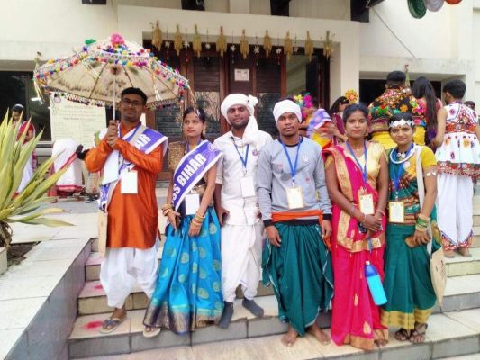 संत गहिरा गुरु विवि के चार रासेयो स्वयंसेवकों ने राष्ट्रीय एकता शिविर में लिया हिस्सा