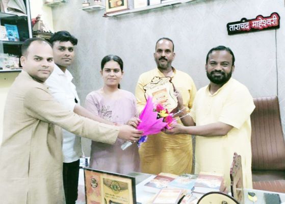 समाजसेवियों ने किसान नेता तिवारी को किया सम्मानित