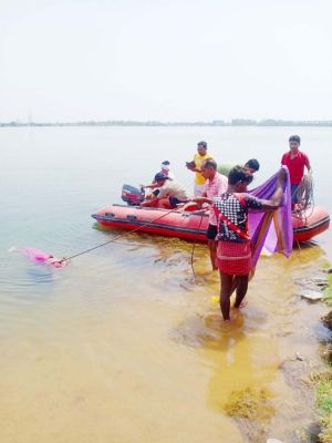 महानदी में आंधी से मछुआरा दंपत्ति की नाव पलटी, पत्नी डूबी