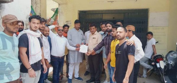 रेलवे काउंटर में अव्यवस्था, युवा मोर्चा ने सौंपा ज्ञापन