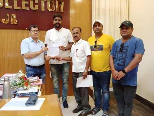 केन्द्रीय जेल में पुरुष चिकित्सक की नियुक्ति कराने कलेक्टर को सौंपा ज्ञापन