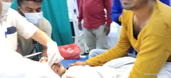 कार चलाना सीखते मैदान में बैठी महिला को मारी ठोकर