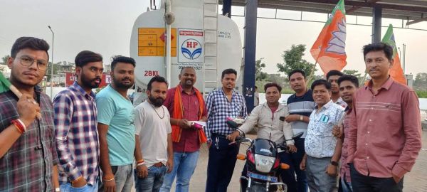 पेट्रोल-डीजल की कीमत कम, भाजयुमो ने केंद्र सरकार का जताया आभार
