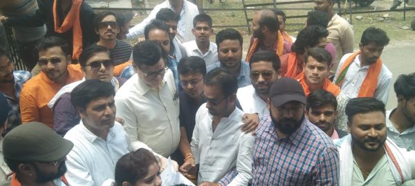 राज्य सरकार के पेट्रो उत्पाद व गैस की कीमत पर वैट टैक्स घटाने भाजयुमो की मांग