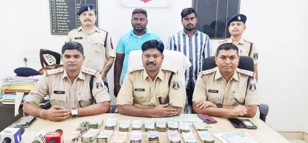 व्यापारी को गुपचुप खाना पड़ा महंगा, गाड़ी की डिक्की से पार हुए लाखों