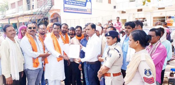 वर्मी कंपोस्ट खरीदी की बाध्यता खत्म करने किसानों ने दिया धरना