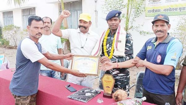 नवचेतना युवा मंच ने किया प्रशिक्षक सैनिक का सम्मान