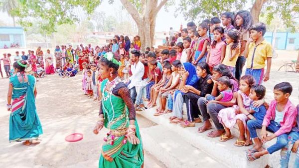 सरकार की योजनाओं को गांवों में कला जत्था के जरिए पहुंचाया जा रहा