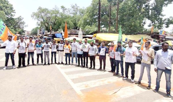 भाजयुमो ने की पेट्रोलियम पदार्थों पर वैट कम करने की मांग, प्रदर्शन