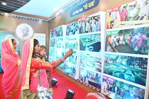 विकास प्रदर्शनी बनी ग्रामीणों और जनप्रतिनिधियों के आकर्षण का केंद्र