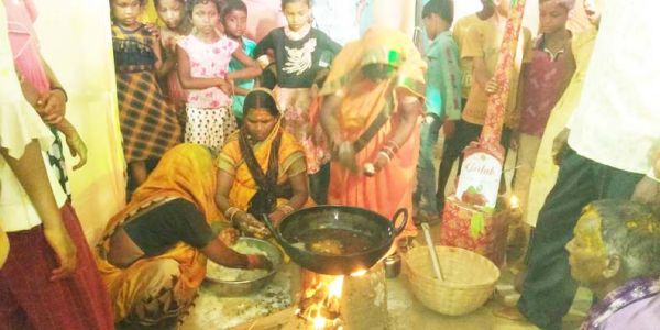 मंडप सजाकर जलाया चूल्हा, खौलते तेल में हाथ डालकर निकाले गर्म बड़े, एक-दूसरे के उपर रख लिया आशीर्वाद