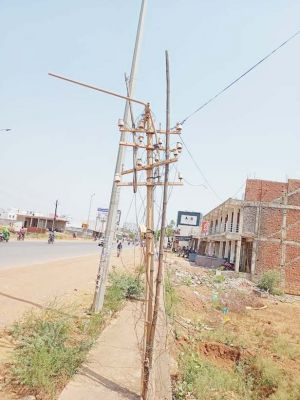 टेलीफोन खम्भा अपनी हालत खुद बयां कर रहा