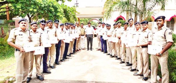 लावारिस बैग, मोबाइल व  लौटाए, ईमानदारी से ड्यूटी की