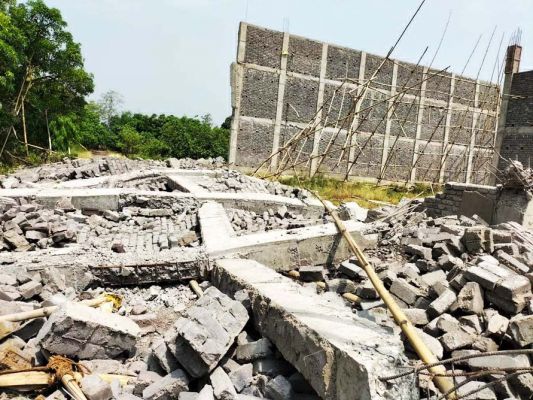 मुनगा प्रोसेसिंग यूनिट का निर्माणाधीन भवन ढहा