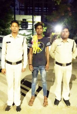 20 लीटर महुआ शराब के साथ आरोपी पकडाय़ा