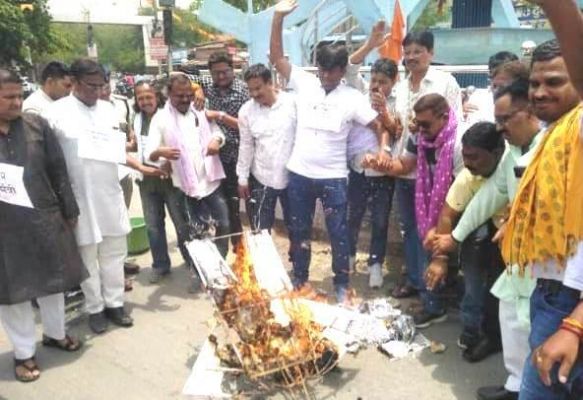 जोन मुख्यालय में रेल मंत्री का पुतला दहन, लगातार यात्री ट्रेनों को न चलाने के फैसले पर बढ़ा जन-आक्रोश