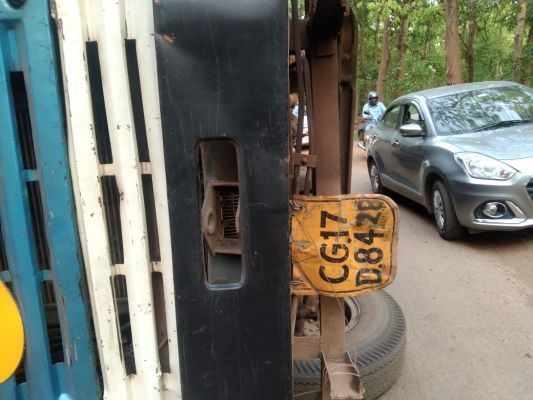 तेंदूपत्ता से भरा ट्रक पलटा