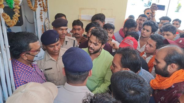 एसडीओ के निलंबन की मांग पर अड़ा भाजयुमो
