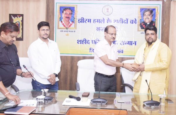 कलेक्टर ने जितेन्द्र और शाहिद को किया सम्मानित