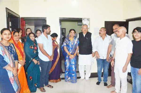 पांडे परिवार के नवदंपत्ति को पूर्व सीएम रमन ने दिया आशीर्वाद