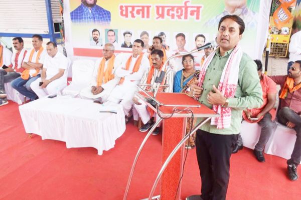 ओबीसी वर्ग के आरक्षण को 27 फीसदी करने की मांग को लेकर प्रदर्शन