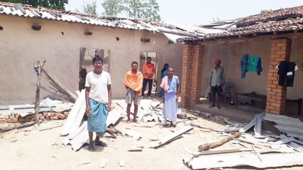 आंधी-तूफान में कई घरों के शीट उड़े