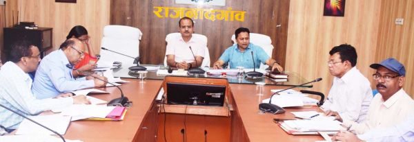 कलेक्टर ने की जिले में किए जा रहे कार्यों की समीक्षा