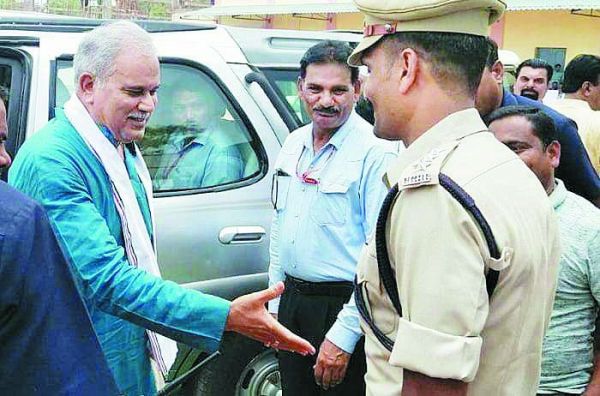 सीएम ने गाड़ी से उतरकर नगर सेना सेनानी सेे मिलाया हाथ