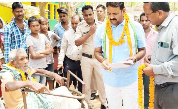 जन चौपाल भेंट मुलाकात, बुजुर्ग दिव्यांग से चंद्रदेव ने खुद लिए आवेदन
