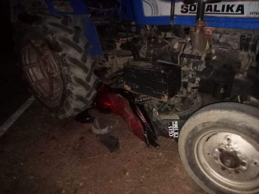 ट्रैक्टर-बाइक में भिड़ंत, 3 घायल