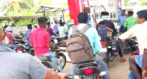 आंधी-तूफान से गिरे पेड़, घंटों मार्ग रहा बाधित
