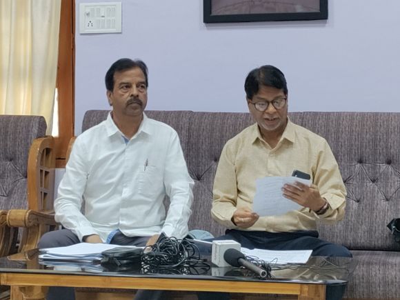 कूटरचना कर राजस्व के दस्तावेजों में किया हेरफेर