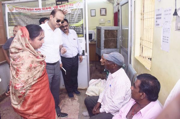 कलेक्टर ने योजनाओं की वस्तुस्थिति का किया सघन दौरा
