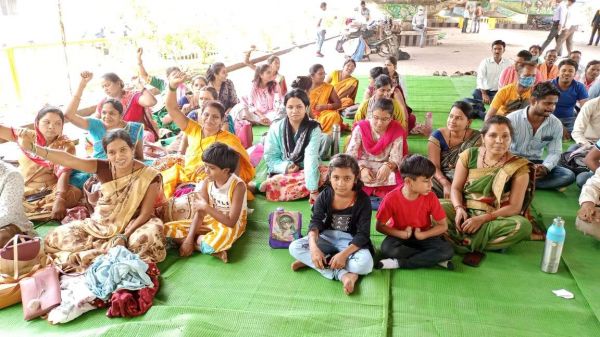 बच्चों संग रोजगार सहायकों का प्रदर्शन