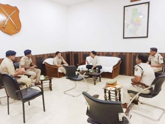 शांतिपूर्ण उपचुनाव कराने व अवैध मादक पदार्थों पर नकेल कसने पर चर्चा  
