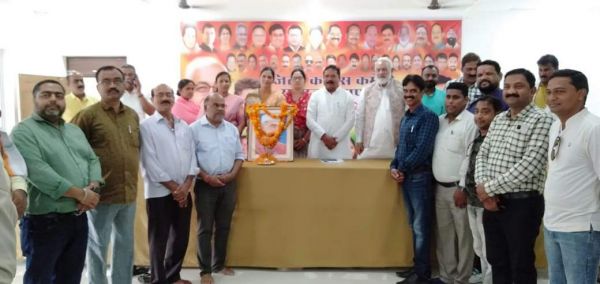 पुण्यतिथि पर नेहरू को किया याद