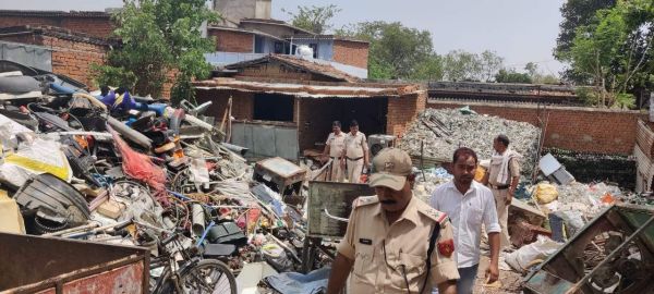 दो कबाडिय़ों के गोदाम में एसईसीएल के भारी मात्रा में कलपुर्जे मिले, सील