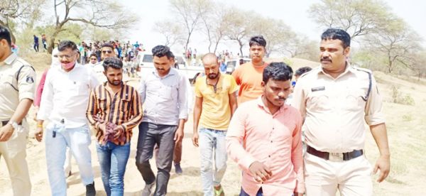 5 दोस्तों ने बैठकर पी शराब, फिर 3 ने मिलकर 2 का रेता गला